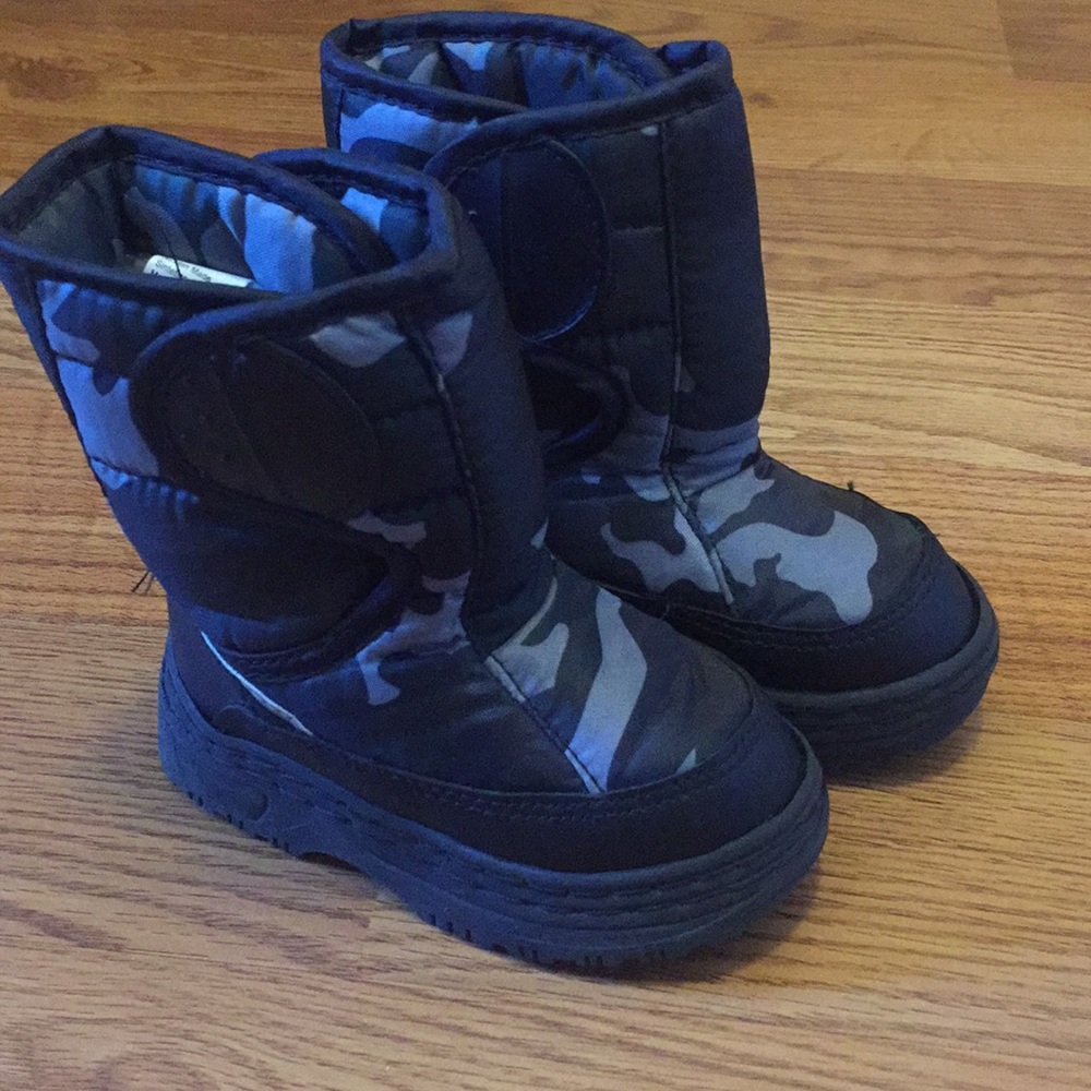 Snow boots
